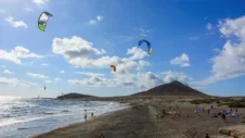 El Medano: líflegur brimbrettabær á strönd Tenerife
